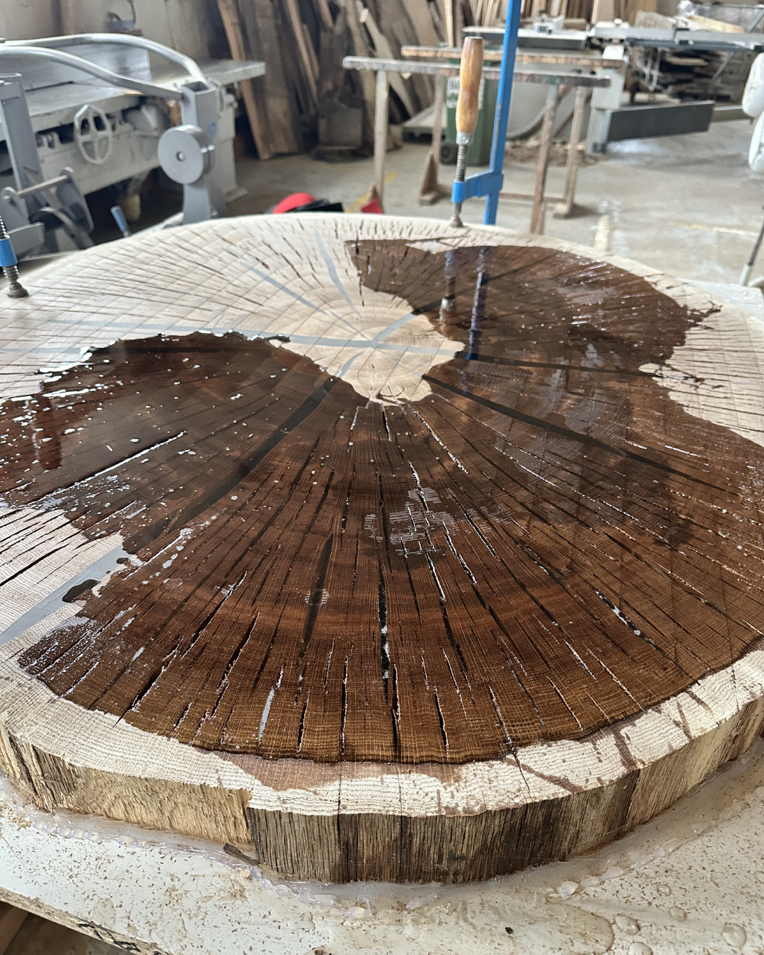 epoxidový stůl dub - druhá epoxidová vrstva